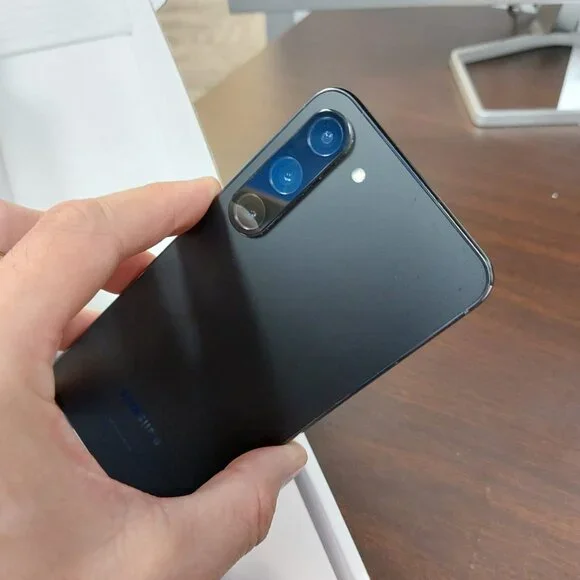 Samsung Galaxy S23 FE 5G 128GB Unlocked. In good condition !!! - Picture 3 of 9